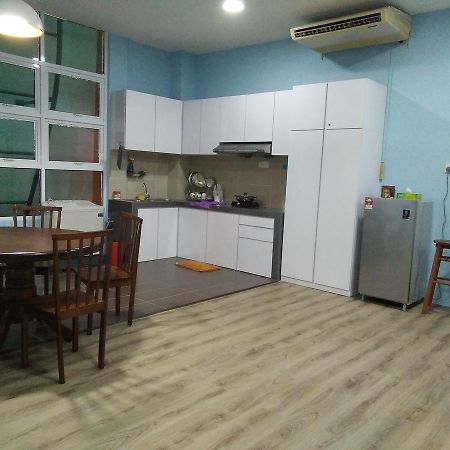 Xenia Homestay Кучінг Екстер'єр фото